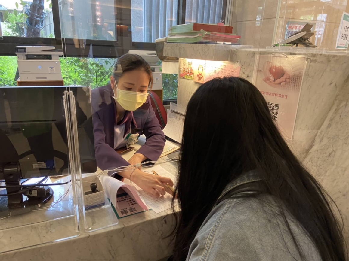 茂盛醫院國際部組長倪雪瑛為李小姐說明試管療程