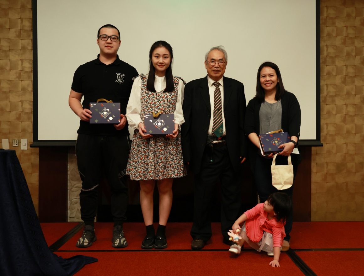 左一、二為試管成功受孕中的Anna和先生Leo；右一為不孕9年，在菲律賓IUI失敗2次，來台進行第一次試管就成功的Jesica，她還特別帶女兒來看李院長。
