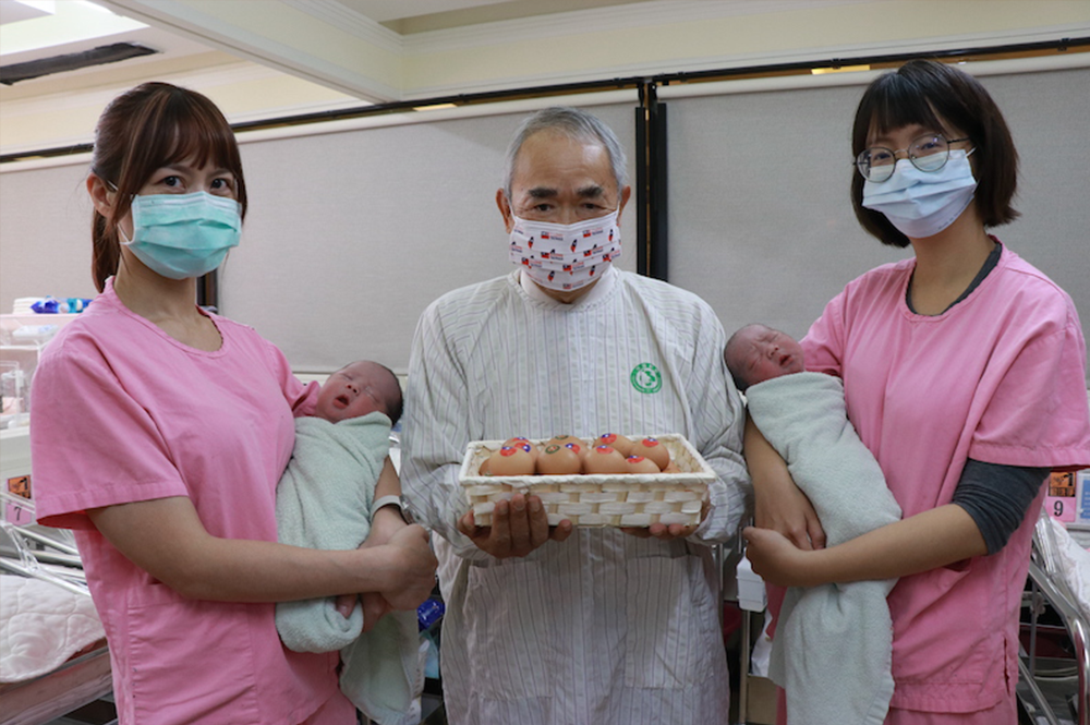 疫情加劇台灣少子化，去年將低於15萬新生兒創歷史新低 茂盛醫院贈國旗紅蛋、Taiwan in口罩禮盒予元旦寶寶