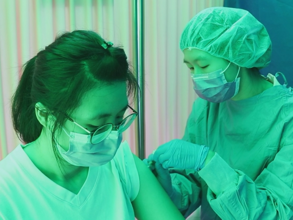 高端疫苗在台中開打首日，國人踴躍報到