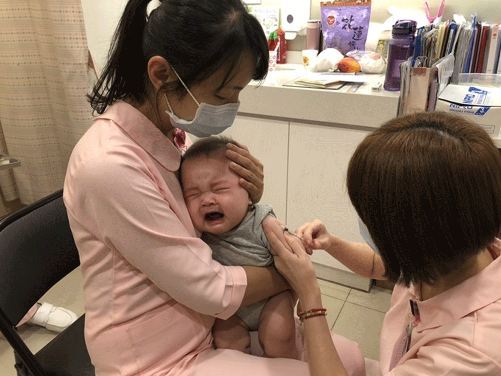 孩子手腳冒疹子、小紅點，小心可能感染新冠肺炎！6個月內嬰兒易染疫，兒醫建議追打肺炎鏈球菌疫苗