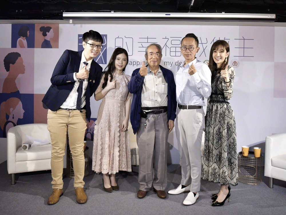 藝人鄭家純、羅巧倫歡慶母親節   主張「我的幸福，我做主」