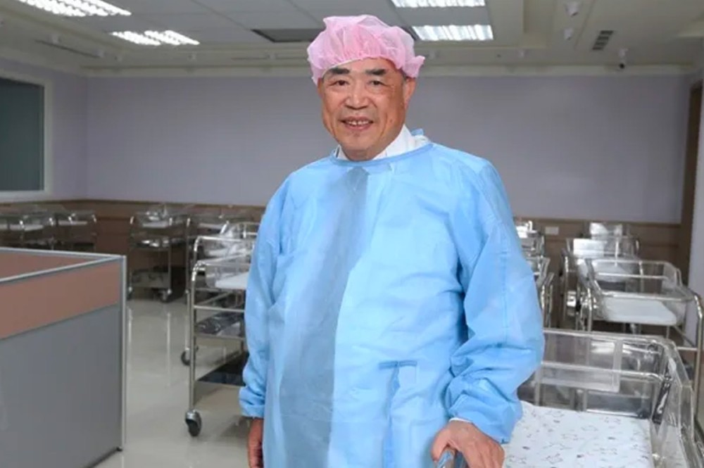 新任國策顧問李茂盛幫小林村夫妻生回雙胞胎