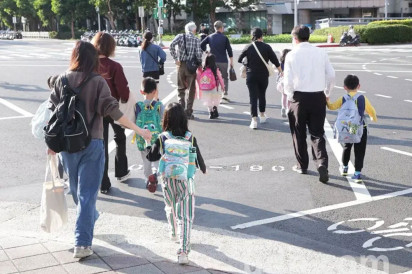 出生人數跌破7千！生孩子變「奢侈品」？總統府資政籲：企業廣設托育、補助企業辦聯誼，找回消失的「交友紅利」